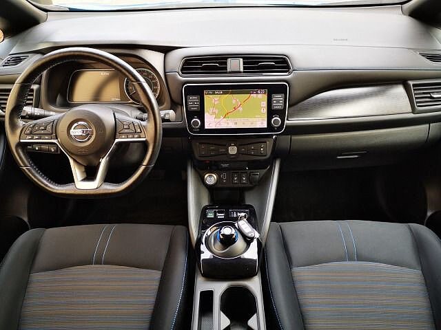 Nissan Leaf 40 kWh Acenta Allwetterreifen Navi + 4 Kameras Sitzheizung 40 kWh Acenta Allwetterreifen Navi + 4 Kameras Sitzheizung