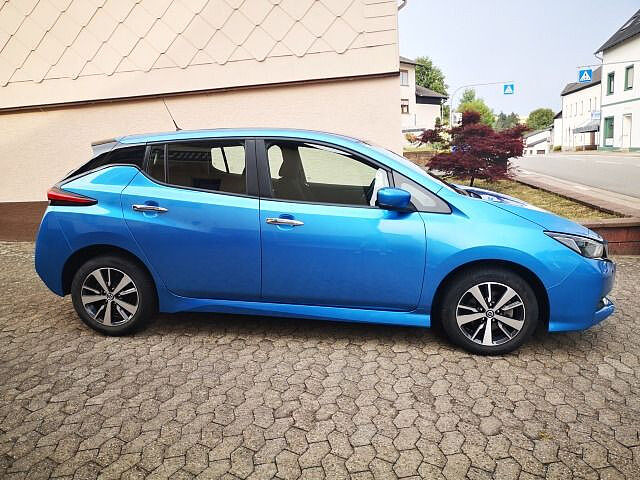 Nissan Leaf 40 kWh Acenta Allwetterreifen Navi + 4 Kameras Sitzheizung 40 kWh Acenta Allwetterreifen Navi + 4 Kameras Sitzheizung