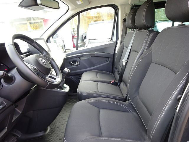 Nissan Primastar Kombi L1H1 2,8t Tekna Design 9Sitzer