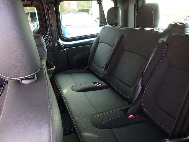 Nissan Primastar Kombi L1H1 2,8t Tekna Design 9Sitzer