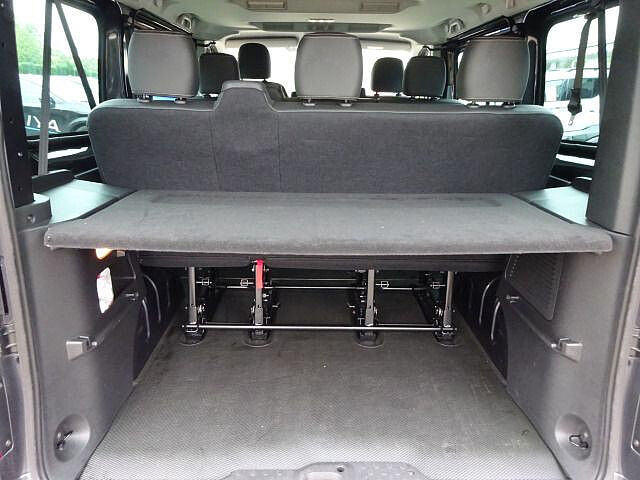 Nissan Primastar Kombi L1H1 2,8t Tekna Design 9Sitzer